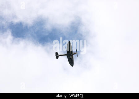 Die Silberne Spitfire IX Registrierung MJ 271/G - schmutzige flying Overhead am 11. Juli 2019 in Maintal Woods, Bedfordshire, Großbritannien Stockfoto