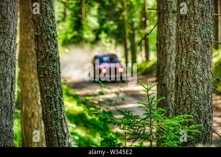 Eine unscharfe Saab V4 im Wald. Die schwedischen Rallye um die Mitternachtssonne 2019 Stockfoto