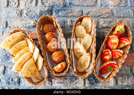 Sorte Brot Snacks in einem Korb. Ansicht von oben. Stockfoto