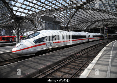 Köln, Deutschland. 12. Juli, 2019. Es ist ein ICE am Hauptbahnhof. Nach Angaben der Deutschen Bahn, 'Alles, was Rollen rollen können." Quelle: Henning Kaiser/dpa/Alamy leben Nachrichten Stockfoto