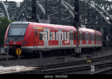 Köln, Deutschland. 12. Juli, 2019. Ein ICE fährt zum Hauptbahnhof. Nach Angaben der Deutschen Bahn, 'Alles, was Rollen rollen können." Quelle: Henning Kaiser/dpa/Alamy leben Nachrichten Stockfoto