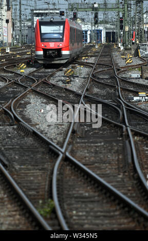 Köln, Deutschland. 12. Juli, 2019. Ein ICE fährt zum Hauptbahnhof. Nach Angaben der Deutschen Bahn, 'Alles, was Rollen rollen können." Quelle: Henning Kaiser/dpa/Alamy leben Nachrichten Stockfoto