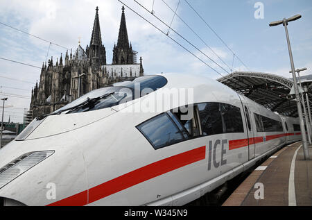 Köln, Deutschland. 12. Juli, 2019. Es ist ein ICE im Kölner Hauptbahnhof. Nach Angaben der Deutschen Bahn, 'Alles, was Rollen rollen können." Quelle: Henning Kaiser/dpa/Alamy leben Nachrichten Stockfoto