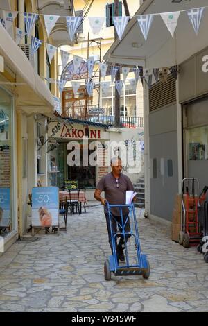 Korfu Stadt Korfu Dieses beschäftigt Lieferung Treiber schien völlig in die Arbeit vertieft. Stockfoto