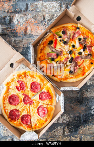 Pizza Delivery Konzept. Heiße Pizza im Pizza Box. Stockfoto