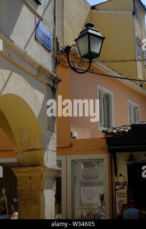 Korfu Korfu Stadt wieder hier haben wir zwei Bilder der gleichen, aber einem unterschiedlichen Blickwinkel. Wie in den vorhergehenden Schüsse der Straße Architektur in die gleiche bleibt. Stockfoto