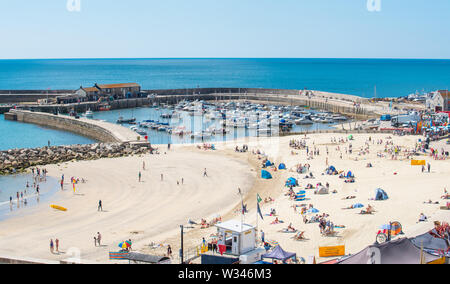 Lyme Regis, Dorset, Großbritannien. 12. Juli, 2019. UK Wetter: Glühend heiße Sonne und blauen Himmel in Lyme Regis. Besucher strömen zum Sandstrand das warme und sonnige Wetter zu genießen. Credit: Celia McMahon/Alamy leben Nachrichten Stockfoto