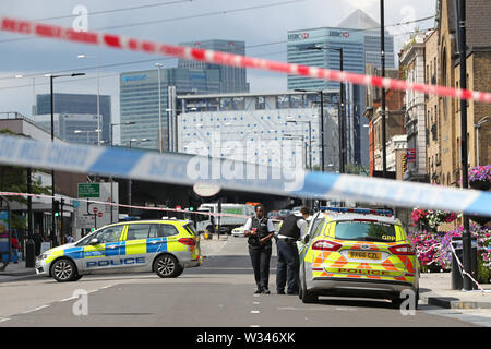 Polizisten am Tatort ein Stechen auf Barking Road, Newham, East London. Polizei bei ca. 0740 am Freitag Morgen auf Berichte über einen Stechenden und ein Mann, genannt wurden, geglaubt, in seinem 20s zu sein, wurde zu einer East London Krankenhaus für die Behandlung genommen. Stockfoto