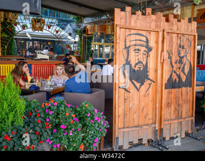 SKOPJE, MAZEDONIEN - 23. AUGUST 2019: Kunden in einem Restaurant in der Nähe von Mazedonien Square, Central Skopje. Stockfoto