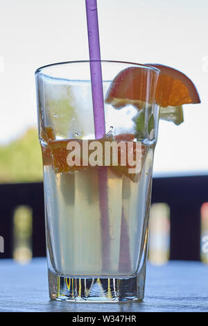 Erfrischende Limonade mit Obst Dekoration im Sommer Stockfoto