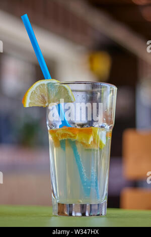 Erfrischende Limonade mit Obst Dekoration im Sommer Stockfoto