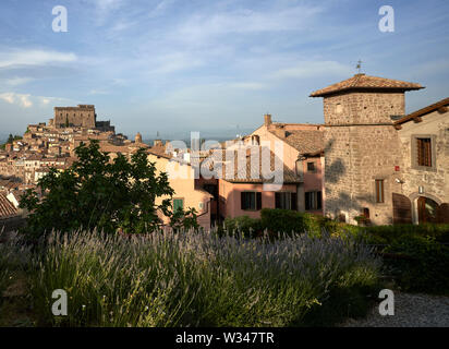 Die italienischen Dorf Soriano nel Cimino von Orsini Schloss sitzt oben auf dem Hügel dominiert Stockfoto