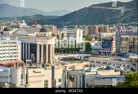 SKOPJE, MAZEDONIEN - 23. AUGUST 2019: Hilltop anzeigen oveelooking mazedonischen Skopie derzeit Stadtzentrum in Richtung Brücke aus Stein und Mazedonien entfernt. Stockfoto