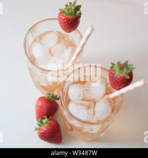 Rosa Erdbeere Cocktails Limonade mit Eiswürfeln Getränke Rose Gin und Tonic Mojito alkoholfrei Alkohol Alkohol Mocktails Stockfoto