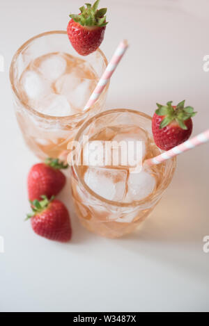 Rosa Erdbeere Cocktails Limonade mit Eiswürfeln Getränke Rose Gin und Tonic Mojito alkoholfrei Alkohol Alkohol Mocktails Stockfoto