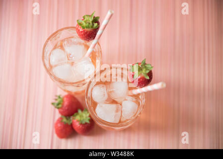 Rosa Erdbeere Cocktails Limonade mit Eiswürfeln Getränke Rose Gin und Tonic Mojito alkoholfrei Alkohol Alkohol Mocktails Stockfoto