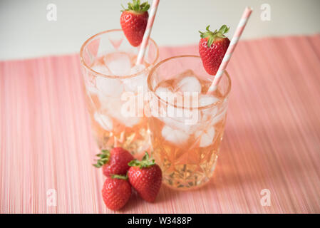 Rosa Erdbeere Cocktails Limonade mit Eiswürfeln Getränke Rose Gin und Tonic Mojito alkoholfrei Alkohol Alkohol Mocktails Stockfoto