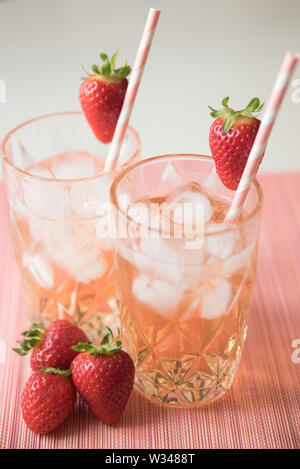 Rosa Erdbeere Cocktails Limonade mit Eiswürfeln Getränke Rose Gin und Tonic Mojito alkoholfrei Alkohol Alkohol Mocktails Stockfoto