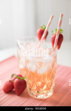 Rosa Erdbeere Cocktails Limonade mit Eiswürfeln Getränke Rose Gin und Tonic Mojito alkoholfrei Alkohol Alkohol Mocktails Stockfoto