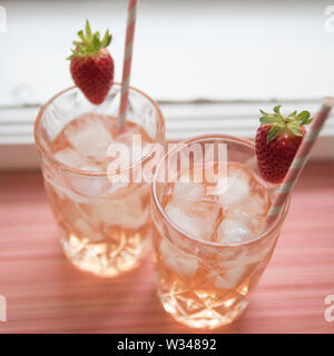 Rosa Erdbeere Cocktails Limonade mit Eiswürfeln Getränke Rose Gin und Tonic Mojito alkoholfrei Alkohol Alkohol Mocktails Stockfoto