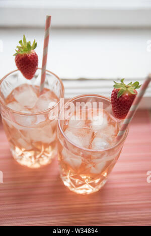 Rosa Erdbeere Cocktails Limonade mit Eiswürfeln Getränke Rose Gin und Tonic Mojito alkoholfrei Alkohol Alkohol Mocktails Stockfoto