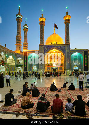 Qom, Iran. 10 Nov, 2017. 10.11.2017, Iran, Qom: das Heiligtum der Fatemeh al-Masumeh, die Schwester von der Achte Imam, in der Stadt Qom im Iran mit seiner goldenen Kuppel ist ein großer Pilger Ziel, am 10.11. 2017. Quelle: Thomas Schulze/dpa-Zentralbild/ZB | Verwendung weltweit/dpa/Alamy leben Nachrichten Stockfoto