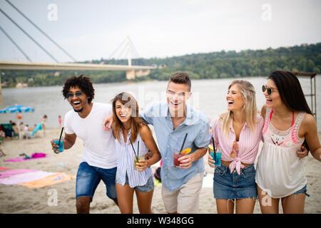 Multiethnische Gruppe von Freunden genießen Sie einen Tag am Strand. Stockfoto