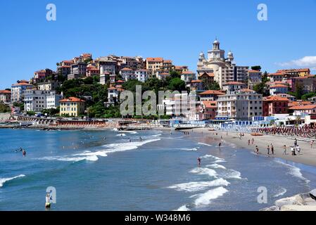 Strand am Borgo Marina und der Basilika San Maurizio, Imperia, Riviera di Ponente, Porto Maurizio, Ligurien, Italien Stockfoto