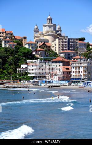 Strand am Borgo Marina und der Basilika San Maurizio, Imperia, Riviera di Ponente, Porto Maurizio, Ligurien, Italien Stockfoto