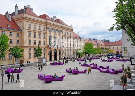 Museumsquartier, Innenhof mit Sitzecke Enzis Hofmobel, Wien, Österreich Stockfoto