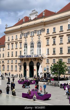 Museumsquartier, Innenhof mit Sitzecke Enzis Hofmobel, Wien, Österreich Stockfoto