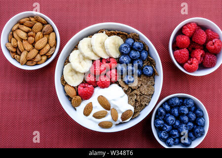 Gesundheit Frühstück Schüssel Müsli mit frischem Obst und Nüsse mit Joghurt in weißen Schalen Stockfoto