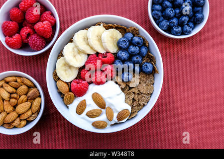 Gesundheit Frühstück Schüssel Müsli mit frischem Obst und Nüsse mit Joghurt in weißen Schalen Stockfoto