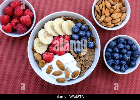 Gesundheit Frühstück Schüssel Müsli mit frischem Obst und Nüsse mit Joghurt in weißen Schalen Stockfoto
