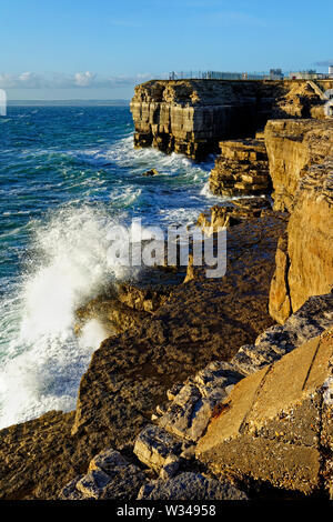 UK, Dorset, Portland Bill, raue See am Weißen Loch in der Nähe der Kanzel Rock Stockfoto