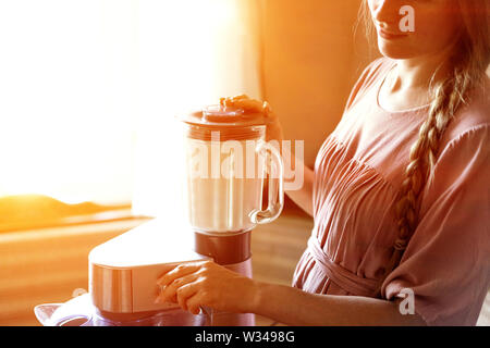 Frau, die mandelmilch in einen Mixer Stockfoto