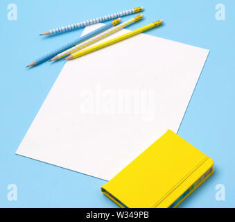 Weißes Blatt Papier mit Notizblock und Bleistift auf Pastell-blaue Hintergrund. Stockfoto