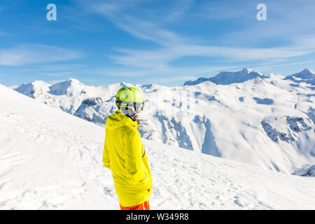 Bild von der Rückseite der Sport Mann mit Helm auf schneebedeckten Hang Stockfoto