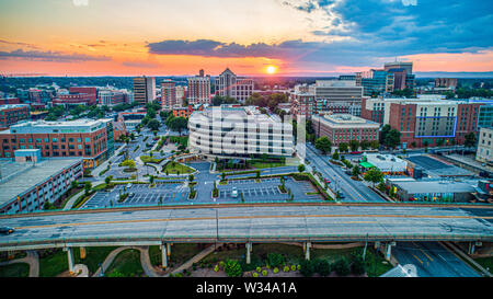 Greenville, South Carolina Sonnenuntergang Drone Antenne. Stockfoto