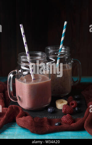 Bild von zwei Krüge mit milchshake mit Stroh Stockfoto