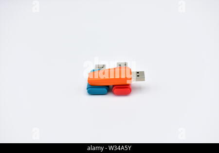 USB-Flash-Speicher-Laufwerke mit Farben, orange, blau und rot, auf einem weißen Hintergrund. Stockfoto