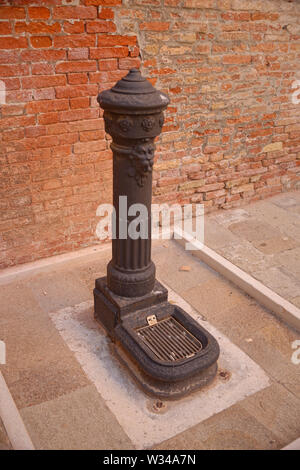 Öffentliche Trinkwasser Brunnen in Venedig, Italien. Stockfoto