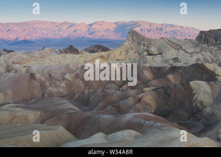 Blick vom Zabriskie Point, Death Valley National Park, Inyo County, California, USA. Death Valley, Heimat des tiefsten Punktes in der Hemispher Stockfoto