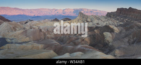 Blick vom Zabriskie Point, Death Valley National Park, Inyo County, California, USA. Death Valley, Heimat des tiefsten Punktes in der Hemispher Stockfoto