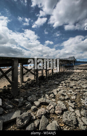 Canvey Island Strand mit Blick auf die River Thames Estuary ein paar Meilen stromaufwärts vom Meer, Essex, England, Großbritannien Stockfoto