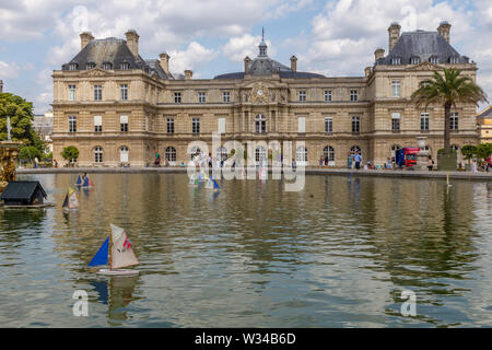 Paris, Frankreich, 5. August 2014: lässige Szenen im Jardin du Luxembourg in Paris, mit Menschen, Boote und der Palast Stockfoto