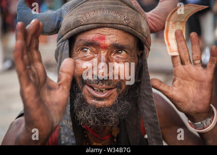 Expressive Vagabond auf einer Straße in Kathmandu Stockfoto