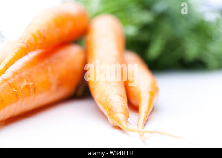 Auszug aus Karotten auf weißem Hintergrund Stockfoto