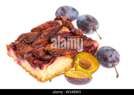 Pflaumenkuchen mit frischen Pflaumen auf weißem Hintergrund Stockfoto