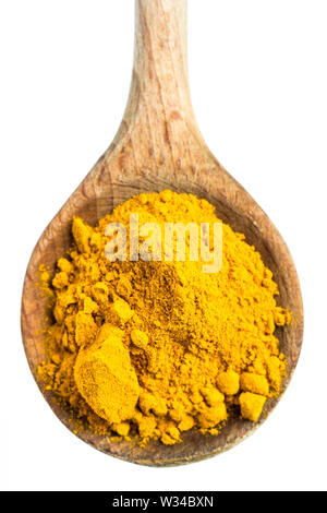 Curcuma Puder auf einem Löffel aus Holz auf weißem Hintergrund Stockfoto